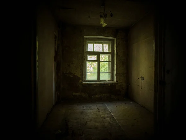 Yıkım alanı, yapı, evin içi, ahşap ve taştan yapılmış çöp ve çöplerin güzel manzarası..