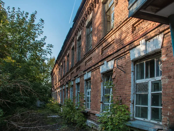 Prachtig Uitzicht Een Oud Bakstenen Woongebouw Retro Stijl Vintage Zomermiddag — Stockfoto