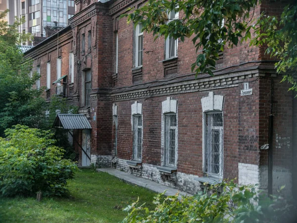 Prachtig Uitzicht Een Oud Bakstenen Woongebouw Retro Stijl Vintage Zomermiddag — Stockfoto