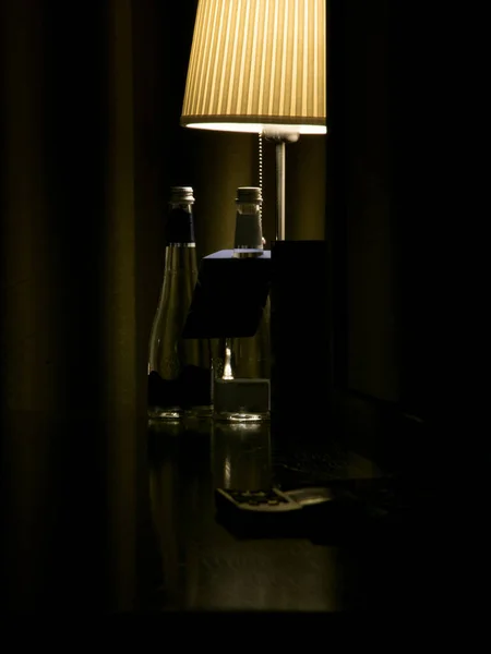 Krásná Stolní Lampa Zářící Interiéru Ložnice Hotelovém Pokoji Hotel Teplých — Stock fotografie