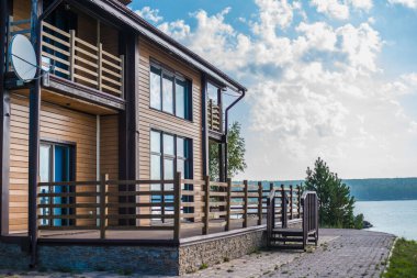 Güzel bir çardak ya da ev, ahşap eski moda bir eski tarz bungalov ve temiz havada parktaki eski model..