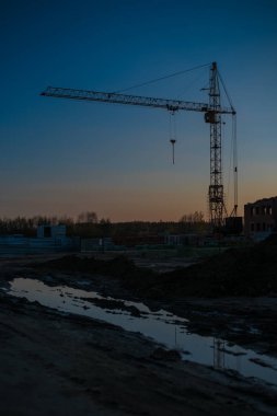 Teknolojik olarak gelişmiş bir inşaat vincinin güzel endüstriyel görüntüsü, arka planda, kontrast.