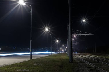 Güzel yollar, sokaklar, gece caddeleri Aydınlatma, fener ışıkları, lambalar.