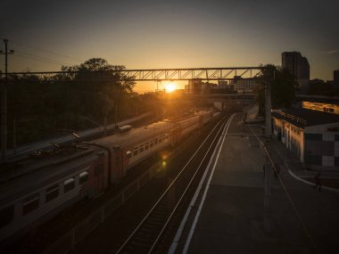 Tren istasyonunun güzel manzarası ve manzarası yaz öğleden sonra trenle birlikte..