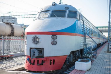 Güzel bir tren manzarası, durak noktasında modern bir lokomotif..