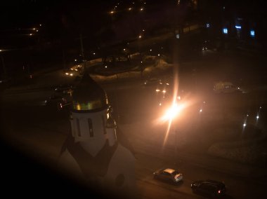 Güzel bir şehir manzarası, gece caddesi, aydınlatmalı şehir manzarası ve fener ve lambaların şehir ışıkları..