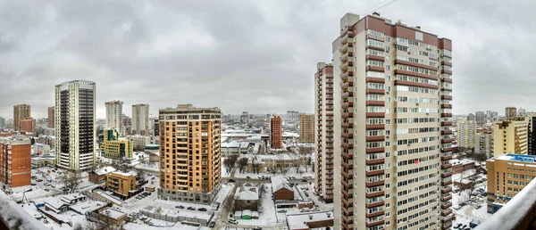 美しい景色 パノラマ 街の風景 高層ビル 冬の午後の都市の景色 — ストック写真