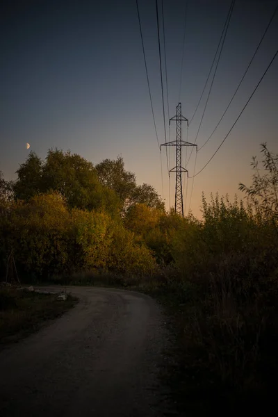 Schöne Aussicht Auf Industrielle Und Technologische Stromleitungen Mit Hochspannungsleitungen Hintergrundbeleuchtung — Stockfoto