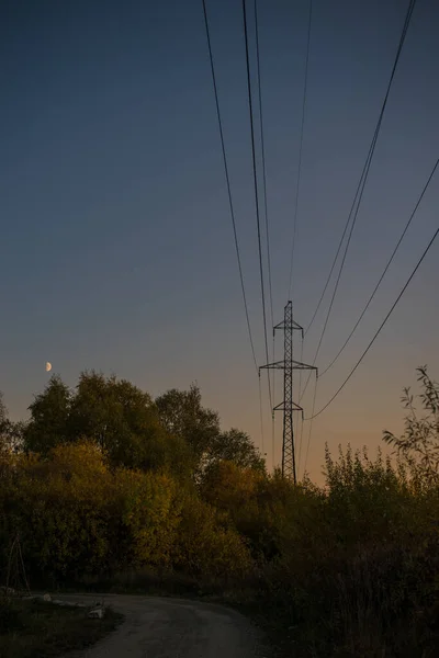 Schöne Aussicht Auf Industrielle Und Technologische Stromleitungen Mit Hochspannungsleitungen Hintergrundbeleuchtung — Stockfoto