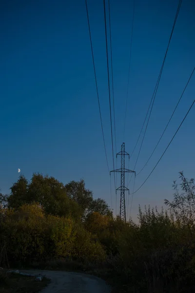 Schöne Aussicht Auf Industrielle Und Technologische Stromleitungen Mit Hochspannungsleitungen Hintergrundbeleuchtung — Stockfoto