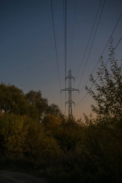 Schöne Aussicht Auf Industrielle Und Technologische Stromleitungen Mit Hochspannungsleitungen Hintergrundbeleuchtung — Stockfoto