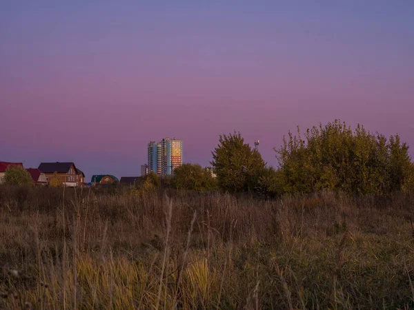 Vacker Utsikt Över Bostadshus Monolitisk Panel Bakgrundsbelysning Kontrast — Stockfoto