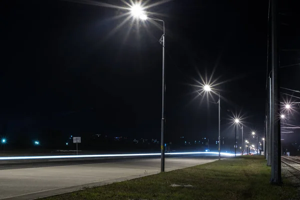 Piękna Droga Ulica Aleja Nocy Mieście Oświetleniem Światła Latarni Lampy — Zdjęcie stockowe
