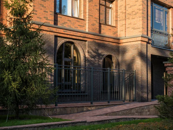 Mooi Uitzicht Modieuze Entree Buitenkant Het Huis Park Plein Met — Stockfoto