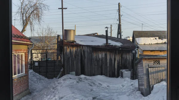 Piękny Widok Drewniany Dom Wsi Wsi Zimie — Zdjęcie stockowe