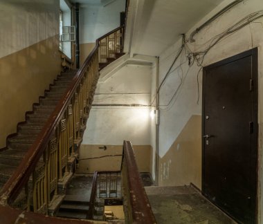 Manzara ve nesneler çok güzel. Eski giriş ve lobinin güzel manzarası retro ve klasik tarzda..