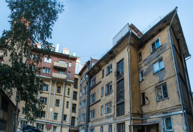 Manzara ve nesneler çok güzel. Gri ve sıcak renklerde eski ve eski bir seçkin evin güzel manzarası.