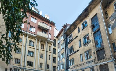 Manzara ve nesneler çok güzel. Gri ve sıcak renklerde eski ve eski bir seçkin evin güzel manzarası.