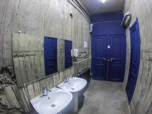 バスルームの内部の美しい景色 ロフトスタイルのトイレ — ストック写真