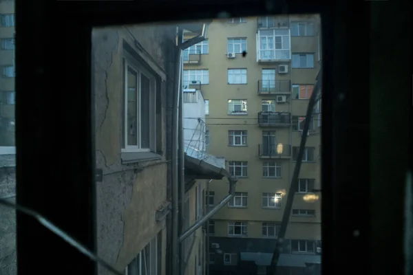 경치와 물체의 아름다운 광경이다 의벽에 건물의 창문에서 바라본 아름다운 — 스톡 사진