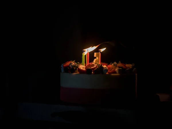 Pastanın Güzel Manzarası Mumlarla Dolu Kızlara Mutlu Yıllar Karanlık Bir — Stok fotoğraf