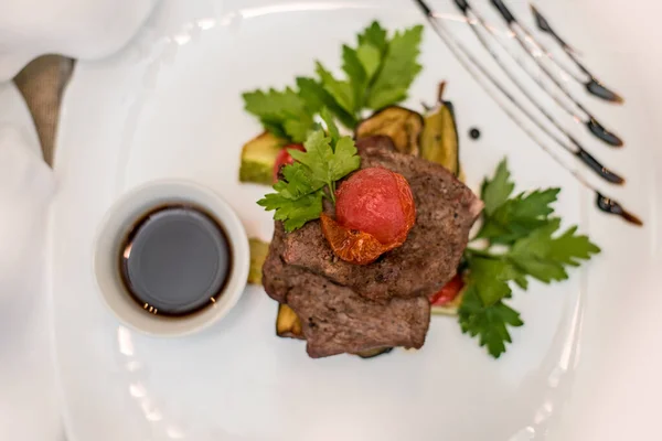 Hermoso Plato Apetitoso Asado Producto Cárnico Con Trozos Carne Salsa — Foto de Stock