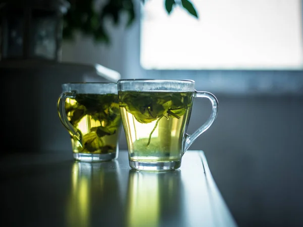 Güzel Iki Bardak Yeşil Çin Çayı Arka Planda Beyaz Bir — Stok fotoğraf