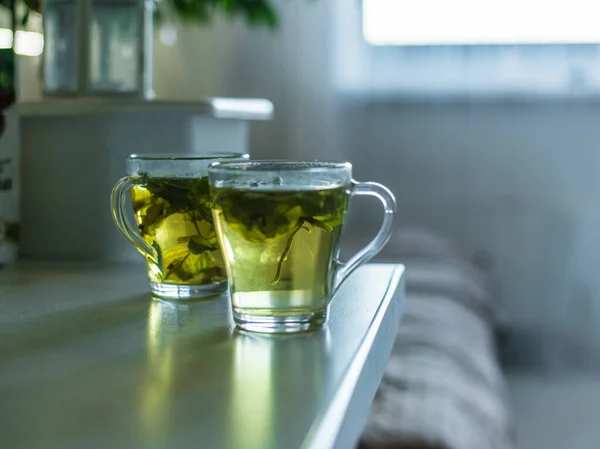 Schöne Zwei Gläser Glas Mit Grünem Chinesischen Tee Oder Aufguss — Stockfoto