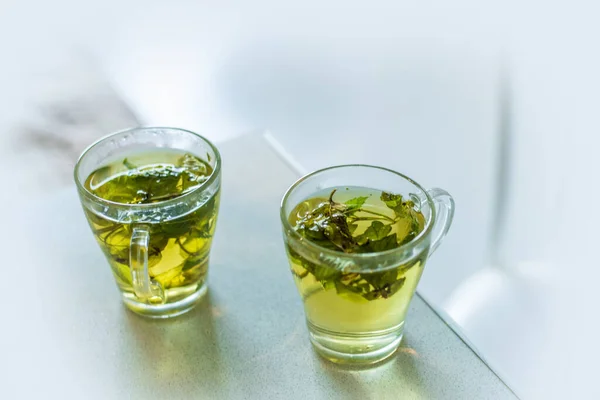 Schöne Zwei Gläser Glas Mit Grünem Chinesischen Tee Oder Aufguss — Stockfoto