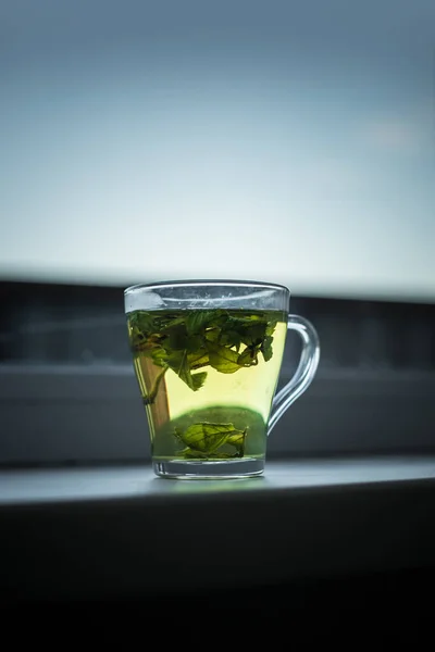 Piękna Szklanka Zieloną Chińską Herbatą Lub Wlewem Białym Tle Podświetleniu — Zdjęcie stockowe