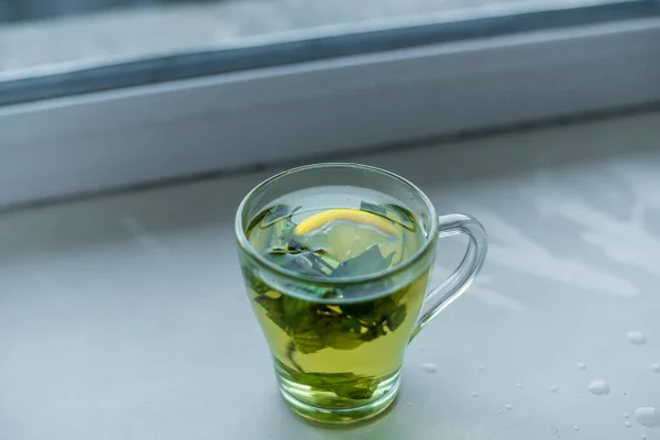 Hermoso Vaso Vidrio Con Verde Chino Infusión Sobre Fondo Blanco — Foto de Stock