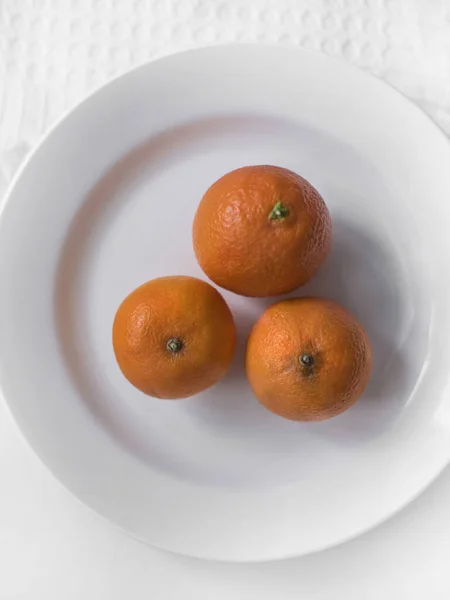 Bonito Apetitoso Três Laranjas Tangerinas Prato Branco Servindo Cozinha — Fotografia de Stock