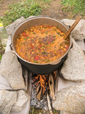 Temiz havada yiyecek ve içeceklerle dolu bir mutfak etkinliği, lezzetli yemekler, taze ve iştah açıcı, çevre dostu ve sağlıklı..