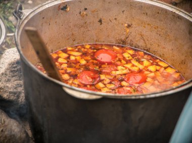 Temiz havada yiyecek ve içeceklerle dolu bir mutfak etkinliği, lezzetli yemekler, taze ve iştah açıcı, çevre dostu ve sağlıklı..