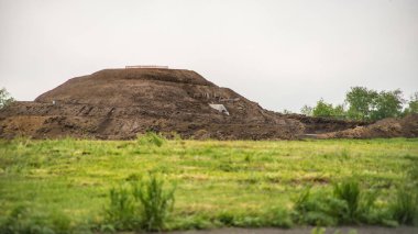 Güzel, orijinal, doğal ve yapay bir manzara. Dünyadan gelen insan eliyle yapılmış. Yaz öğleden sonraları kurulmuş..