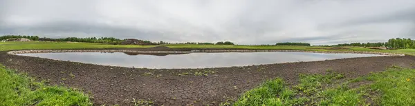 Hermoso Paisaje Paisaje Lago Estanque Una Orilla Bosque Abedules Prados —  Fotos de Stock