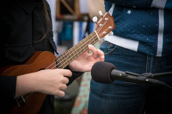 Man Plays Little Ukulele Ukulele Fresh Air — Stock Photo, Image