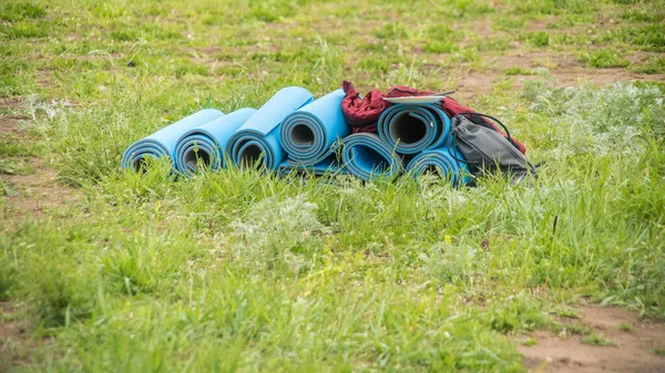 Veel Toeristische Polyurethaan Tapijten Liggen Het Groene Gras — Stockfoto