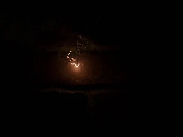 Světelná Žárovka Teplé Barvy Světla Tmavém Místě — Stock fotografie