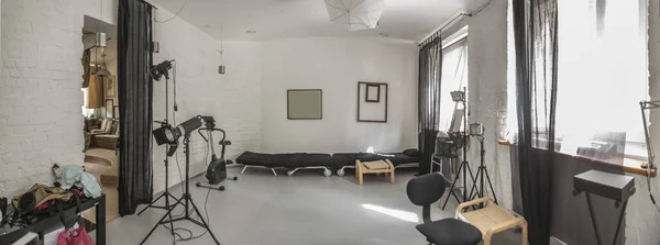 大型公寓 带有家具的阁楼式公寓 活动自行车和白色砖墙的内部 — 图库照片
