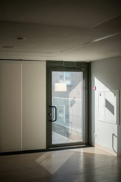 Mooi Helder Publiek Minimalistisch Modern Interieur Met Toegangsdeur — Stockfoto