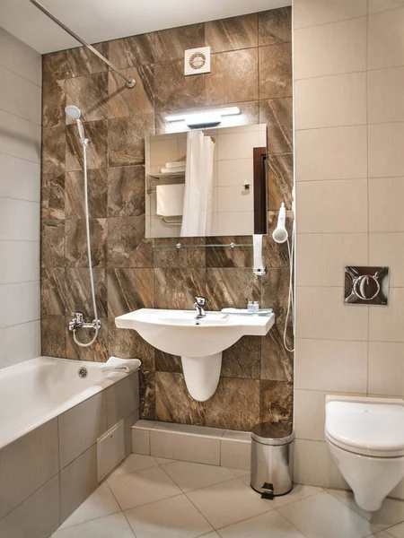 Wnętrze Modnej Drogiej Łazienki Toalety Wykonane Jest Brązowego Kamienia Dekoracyjnego — Zdjęcie stockowe
