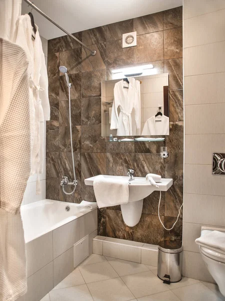 Interno Bagno Toilette Alla Moda Costoso Fatto Pietra Decorativa Marrone — Foto Stock