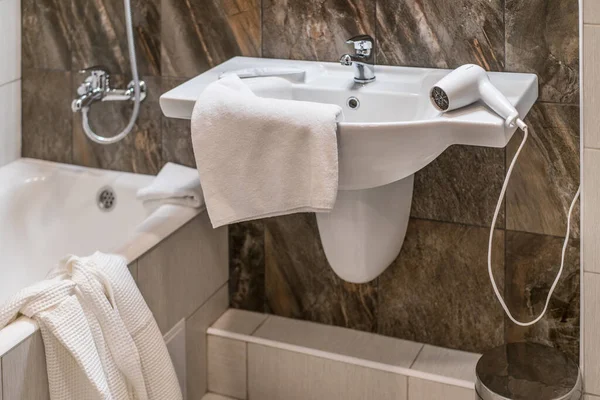 Interno Bagno Toilette Alla Moda Costoso Fatto Pietra Decorativa Marrone — Foto Stock