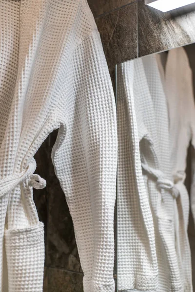 ファッショナブルな高価なバスルームの内部に白い高価なバスローブとパジャマ — ストック写真