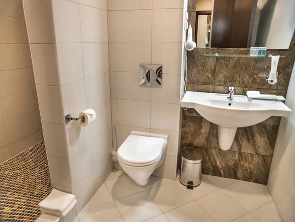 Wnętrze Modnej Drogiej Łazienki Toalety Wykonane Jest Brązowego Kamienia Dekoracyjnego — Zdjęcie stockowe