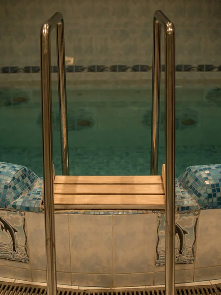 Escalier Bois Avec Mains Courantes Métal Dans Piscine Tuiles Bleues — Photo