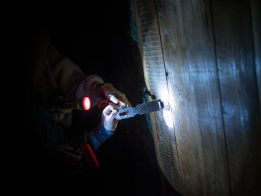 Çocuklar testleri, kilitleri, açılışları, tahta ve metal aksesuarları, çocuk arayışı