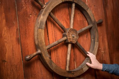 İç mekan, stil olarak kurulum ve korsan ve deniz temalarına benzer ahşap ve metal aksesuarlar, çocuk arayışı..