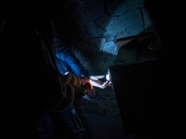 Çocuklar testleri, kilitleri, açılışları, tahta ve metal aksesuarları, çocuk arayışı